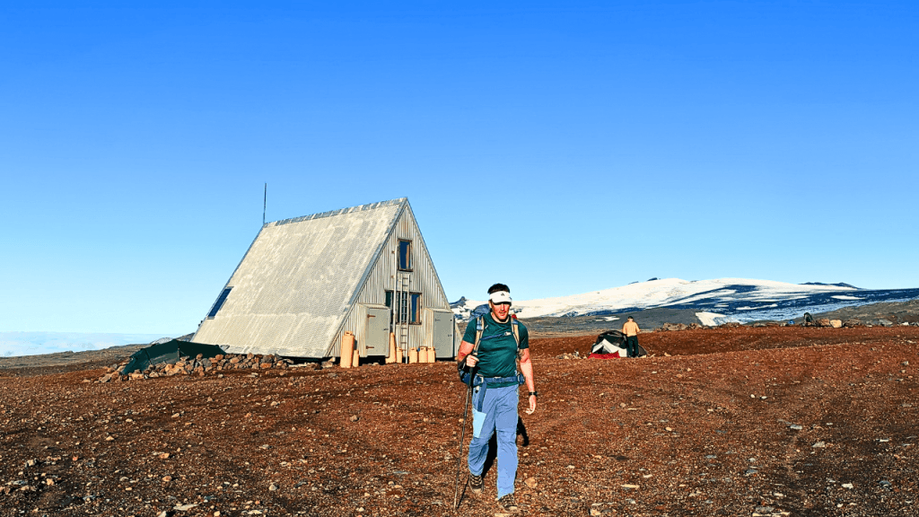Fimmvörðuháls hut area between glaciers