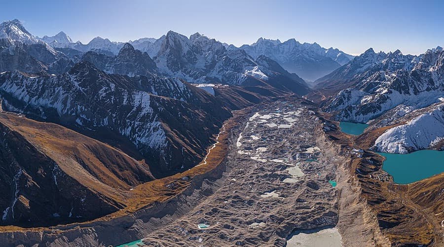 Gokyo lakeshore teahouse trekking