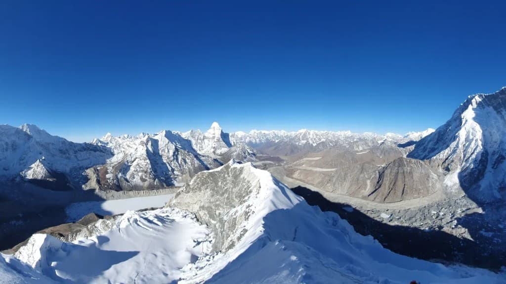 Snow ridge in the Everest region on the Island Peak approach, Nepal