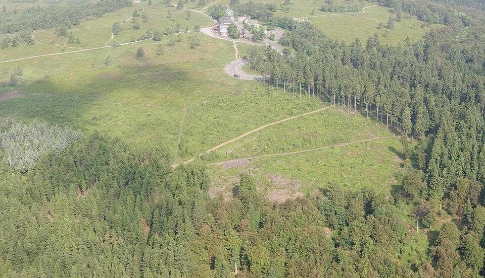Lower slope trail navigation toward Kahler Asten
