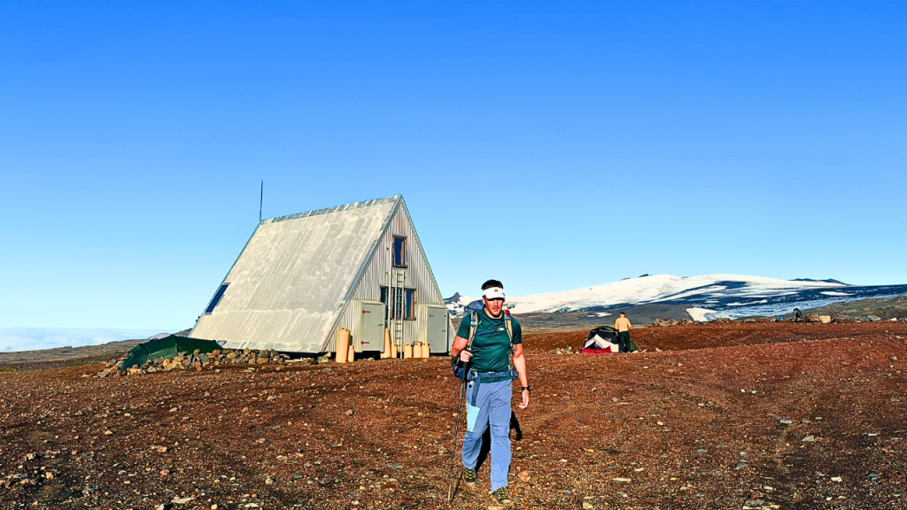 Fimmvörðuháls hut area between glaciers